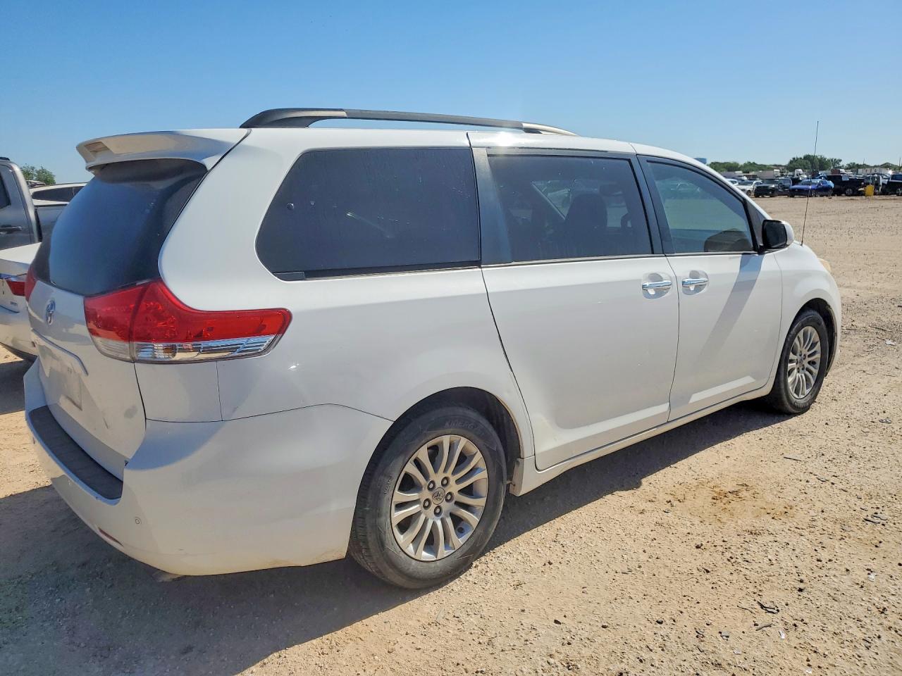 2014 TOYOTA SIENNA XLE 8-PASSENGER photo 5