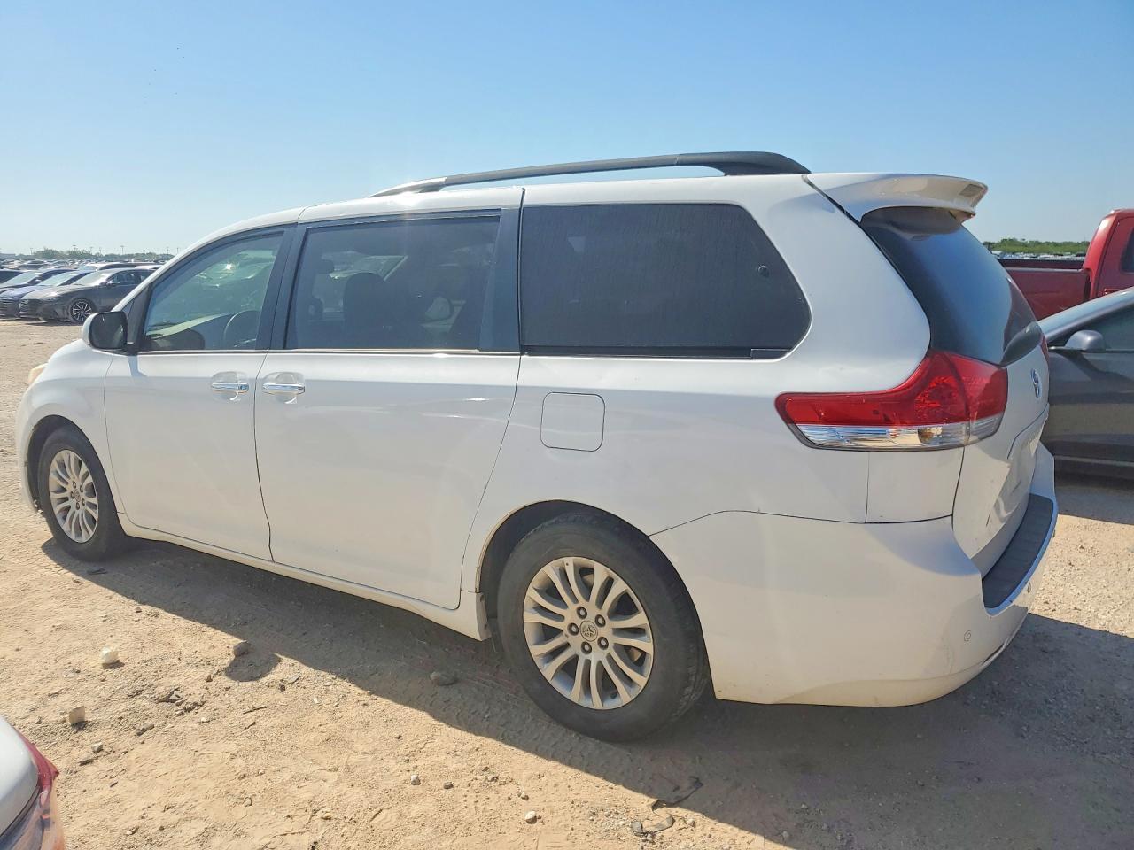 2014 TOYOTA SIENNA XLE 8-PASSENGER photo 3