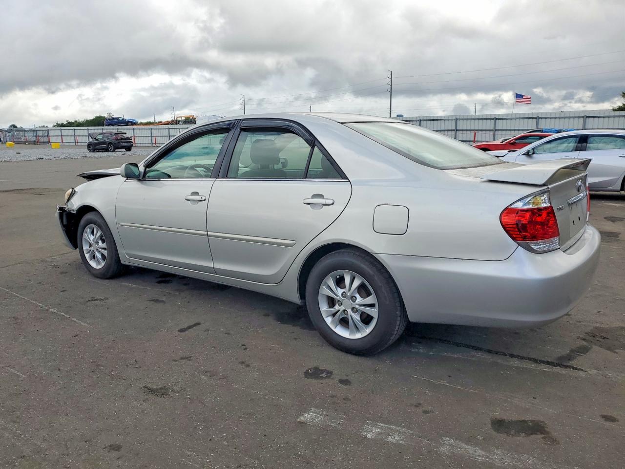2005 TOYOTA CAMRY LE photo 3