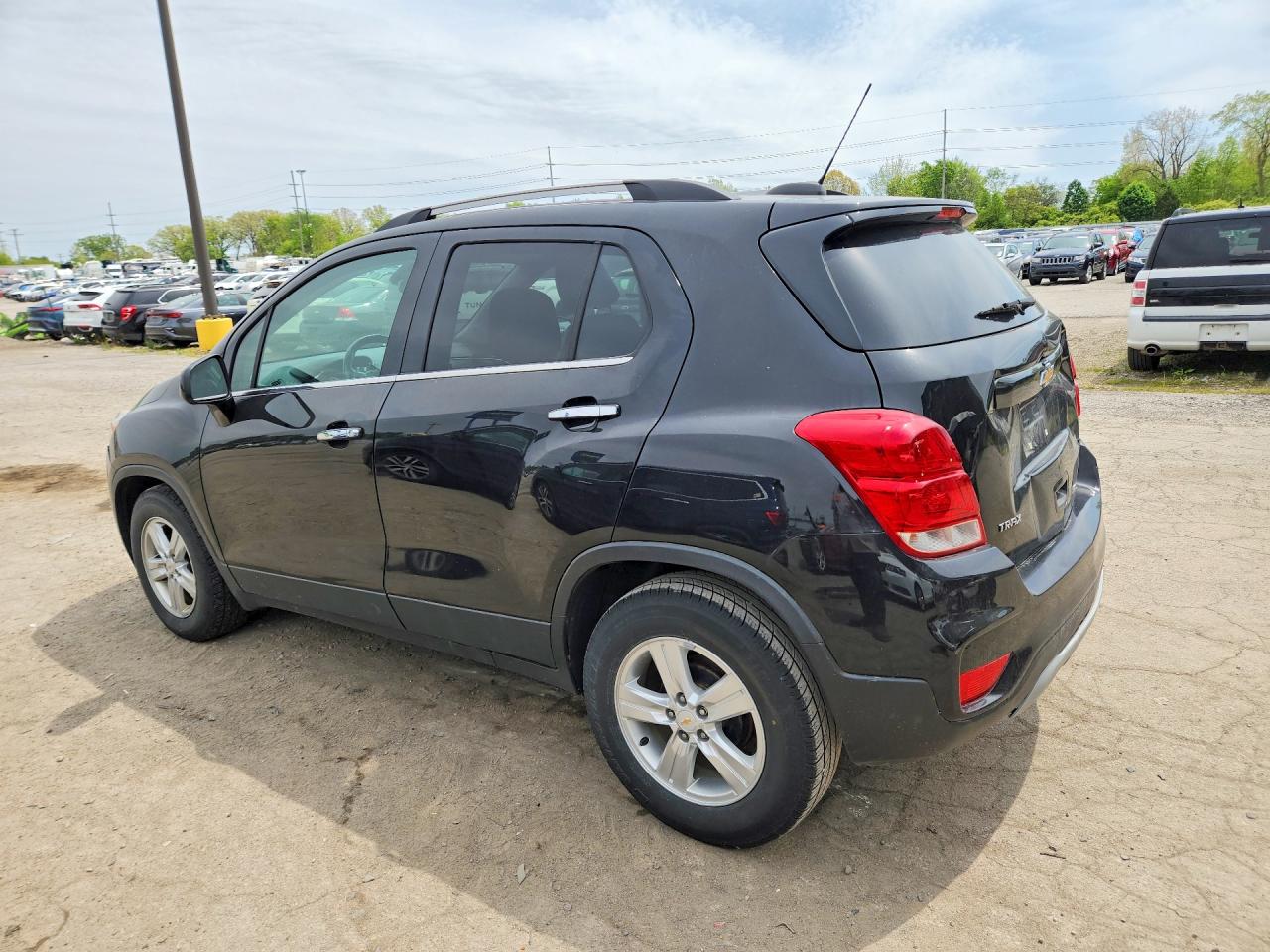 2019 CHEVROLET TRAX 1LT photo 2