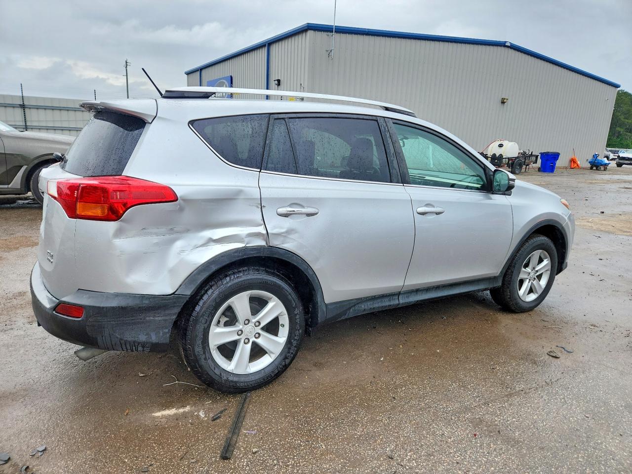 2013 TOYOTA RAV4 XLE photo 7