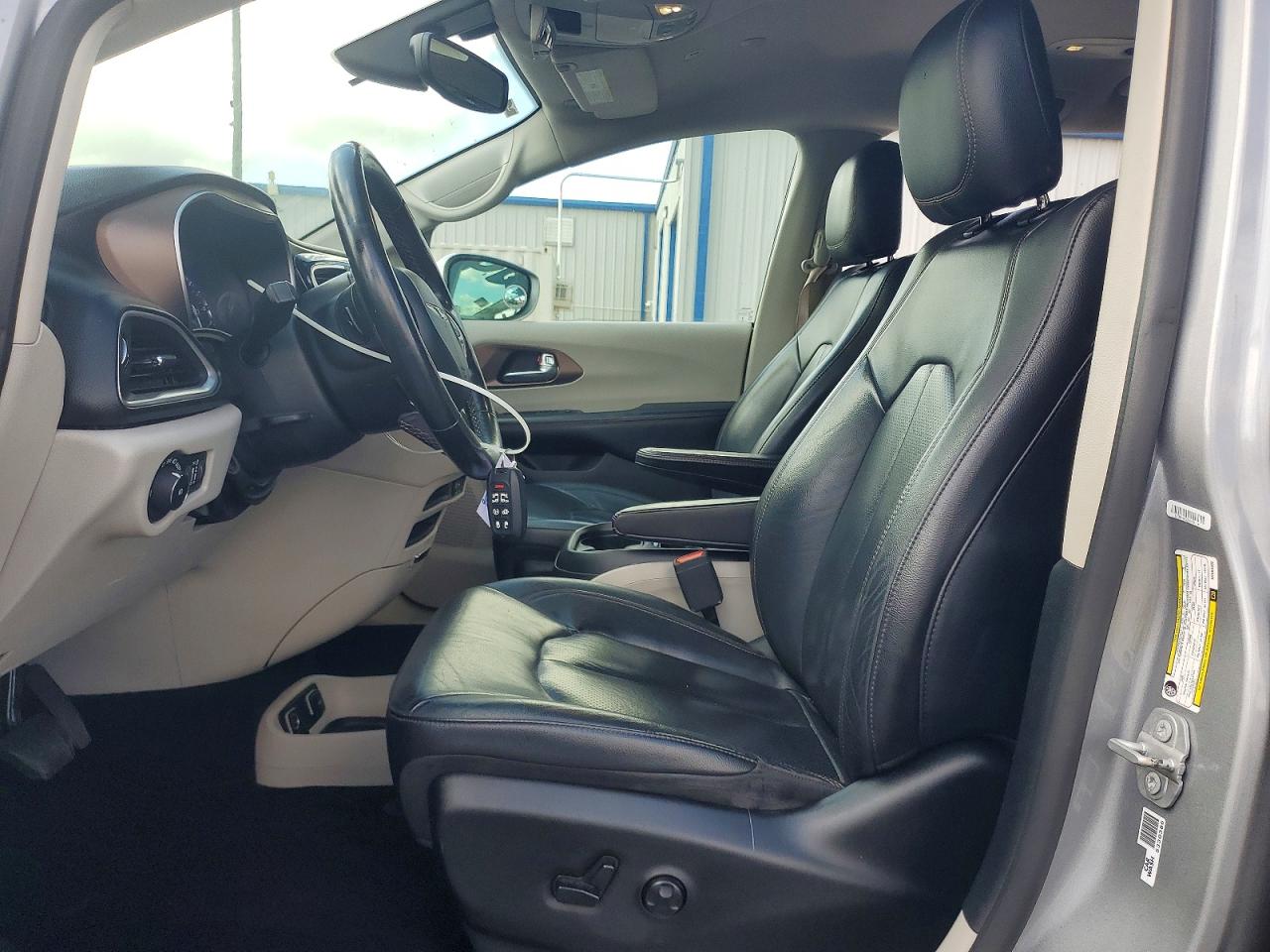 2019 CHRYSLER PACIFICA TOURING L photo 19