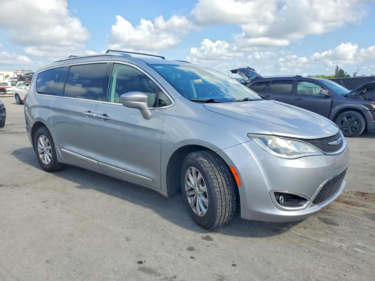 2019 CHRYSLER PACIFICA TOURING L photo 10