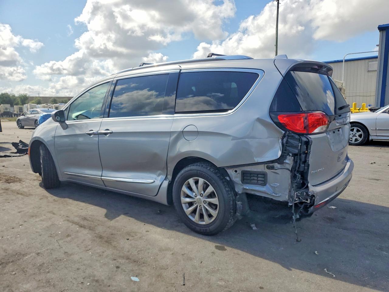 2019 CHRYSLER PACIFICA TOURING L photo 4