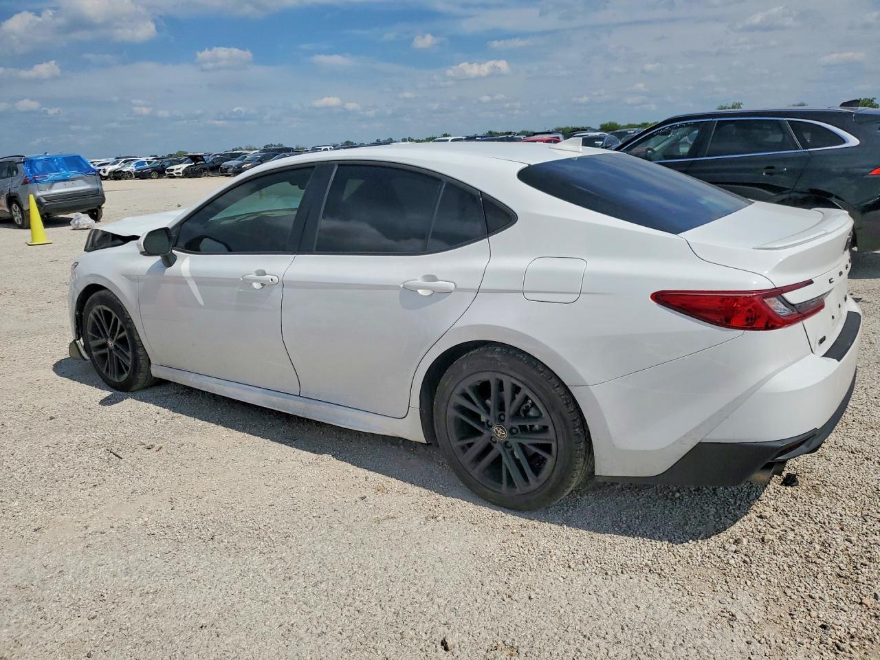 2025 TOYOTA CAMRY SE photo 3