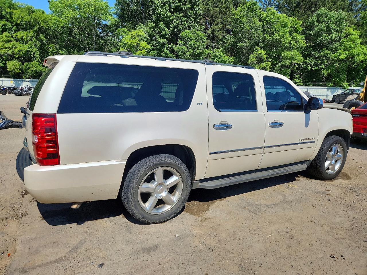 2011 CHEVROLET SUBURBAN C1500 LTZ photo 3