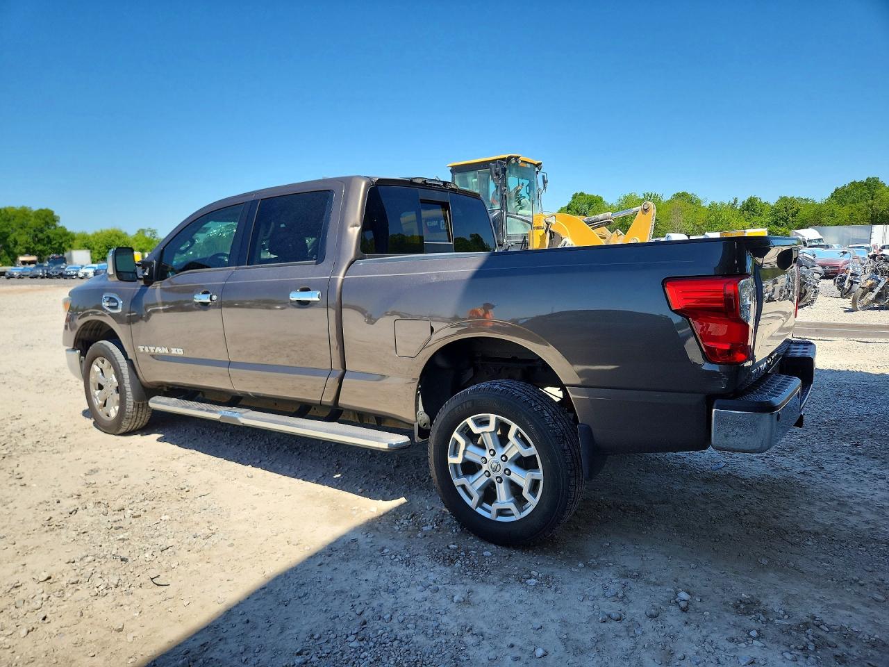 2016 NISSAN TITAN XD SL photo 3
