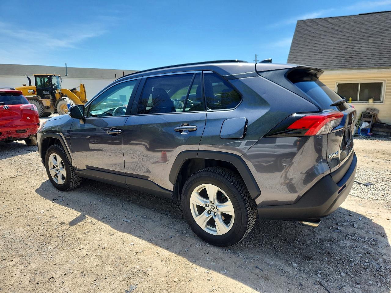 2021 TOYOTA RAV4 XLE photo 3