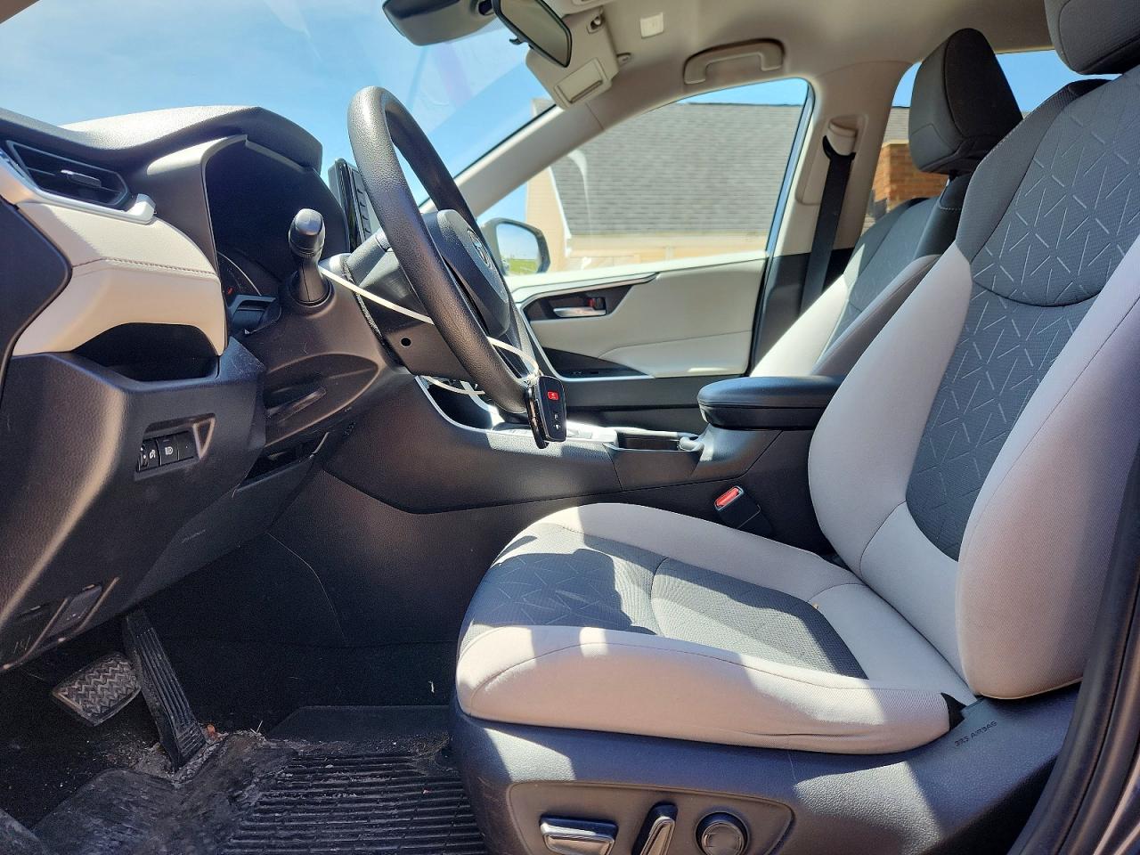 2021 TOYOTA RAV4 XLE photo 13