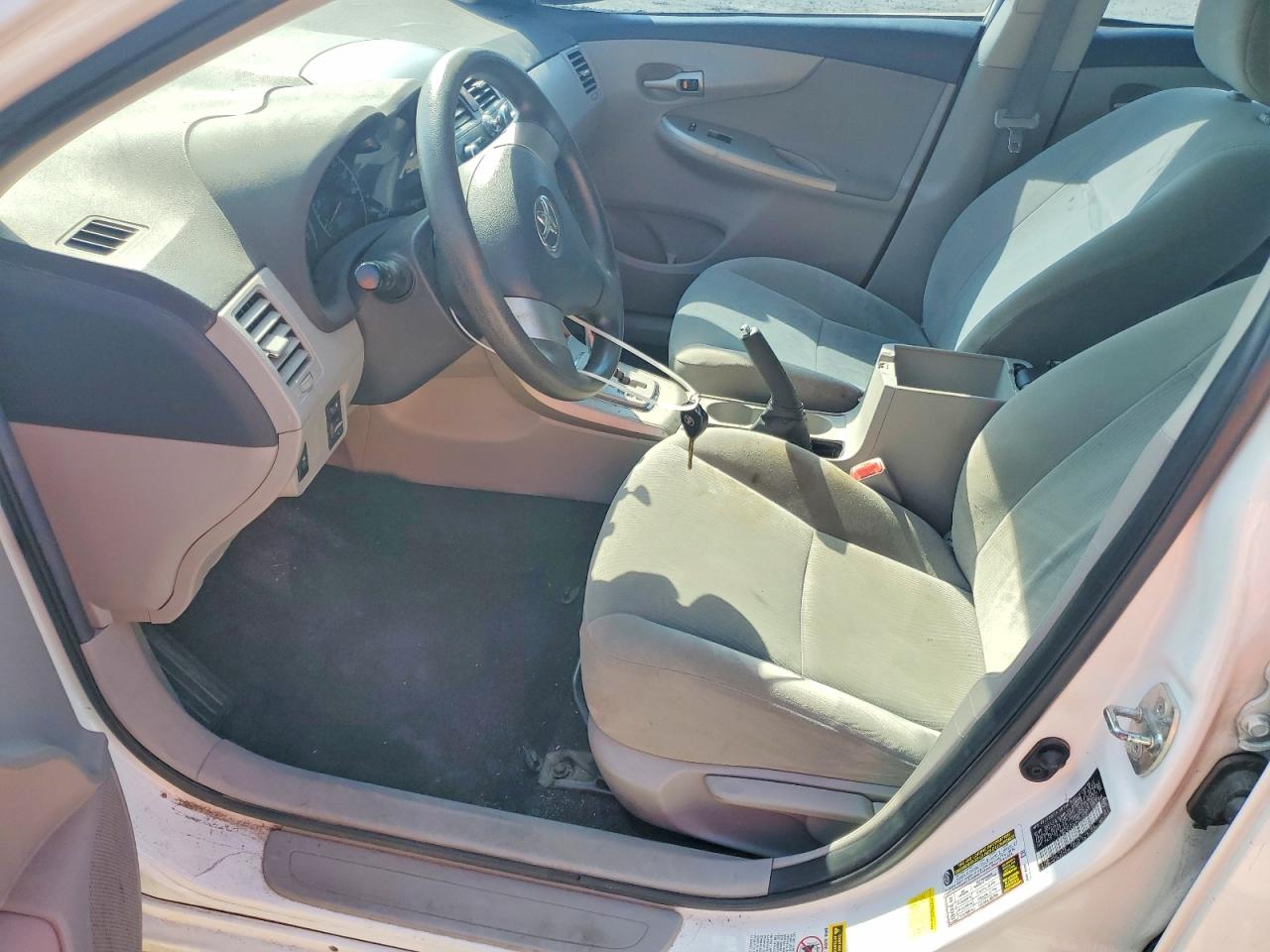 2011 TOYOTA COROLLA LE photo 13