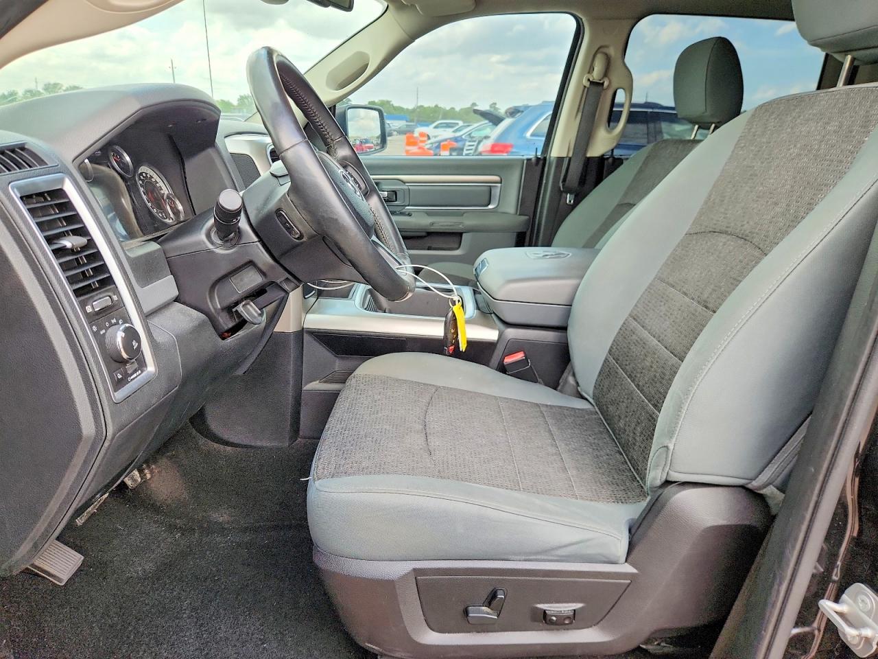2016 RAM 1500 SLT photo 19