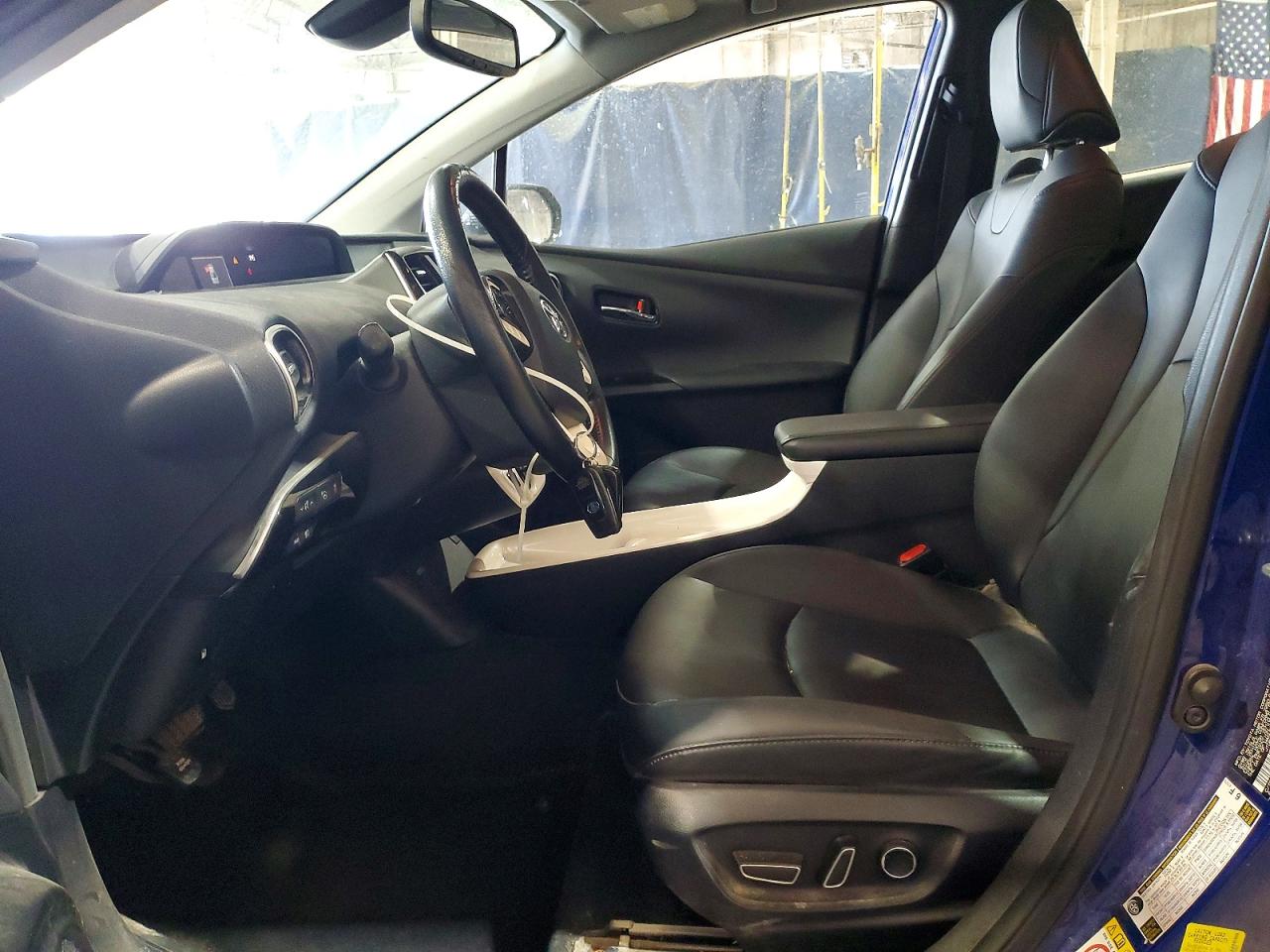 2017 TOYOTA PRIUS FOUR photo 7