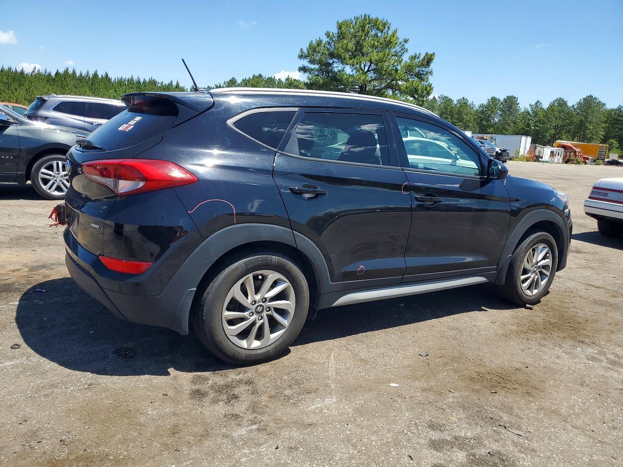 2017 HYUNDAI TUCSON SE photo 5