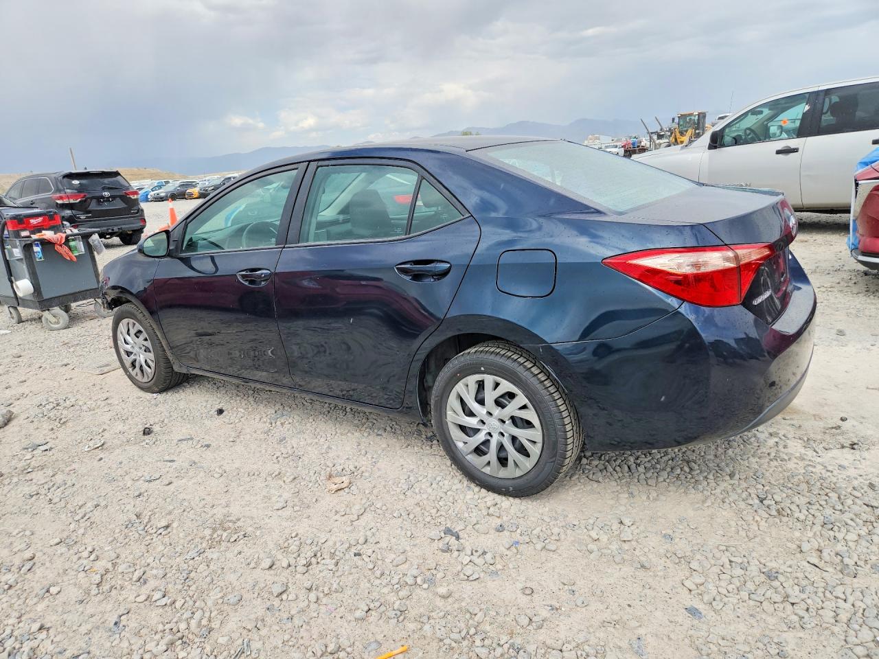 2018 TOYOTA COROLLA LE photo 2