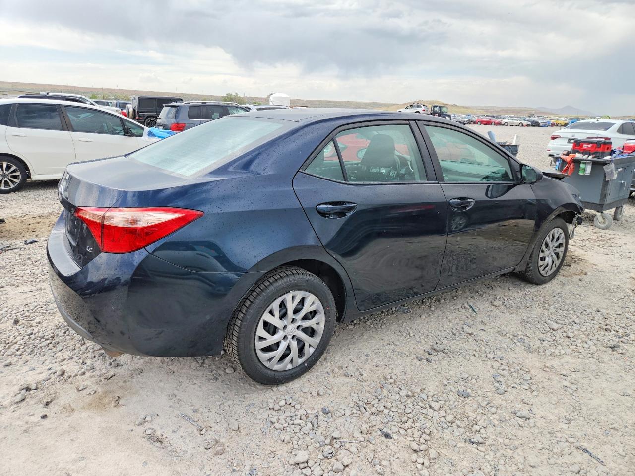 2018 TOYOTA COROLLA LE photo 3