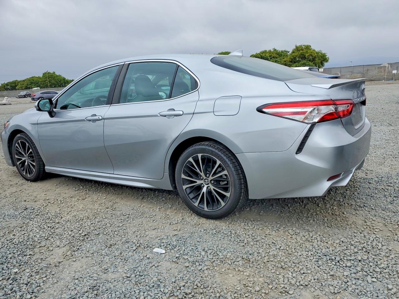2020 TOYOTA CAMRY SE photo 4