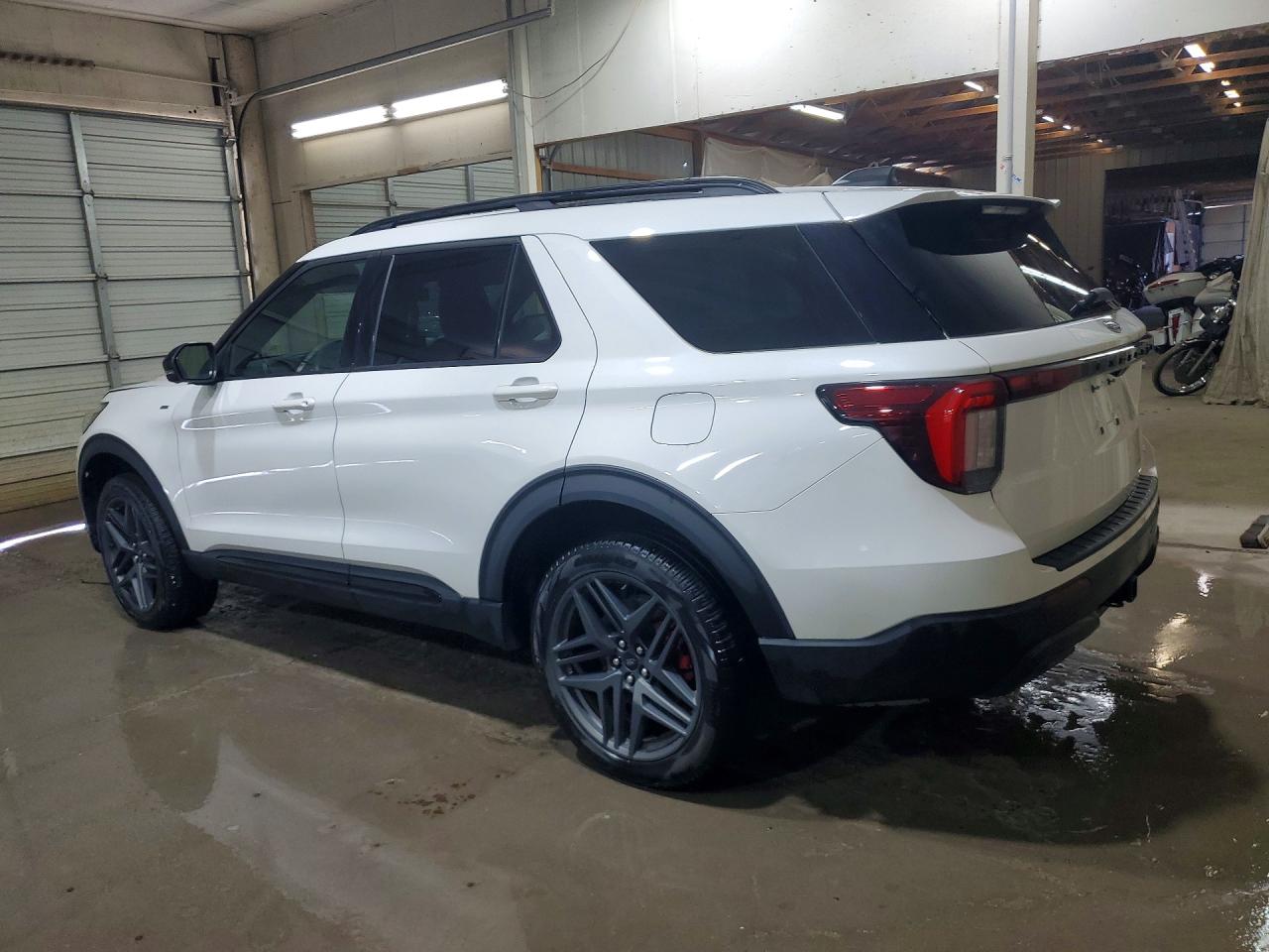 2025 FORD EXPLORER ST-LINE photo 4