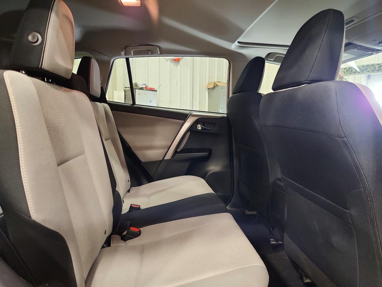 2016 TOYOTA RAV4 XLE photo 21