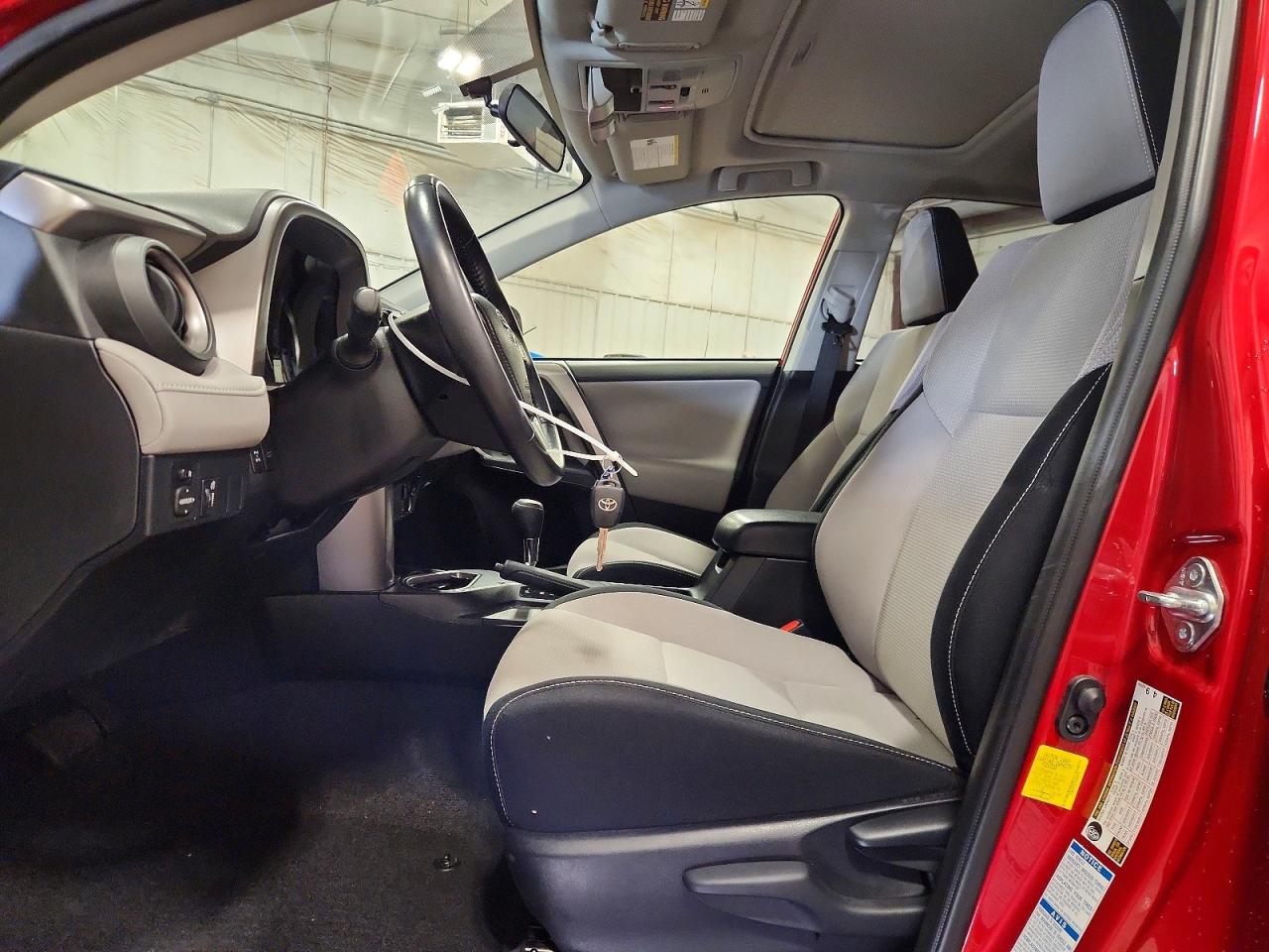 2016 TOYOTA RAV4 XLE photo 13