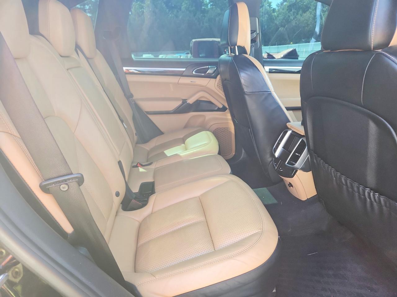2016 PORSCHE CAYENNE photo 31