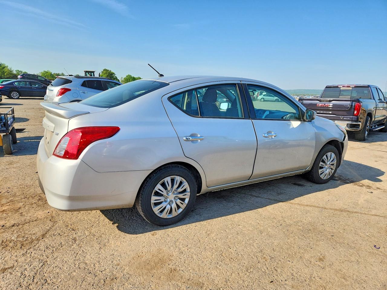 2019 NISSAN VERSA SV photo 7