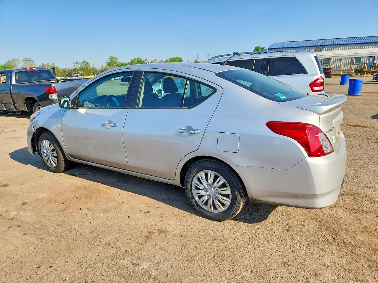 2019 NISSAN VERSA SV photo 4