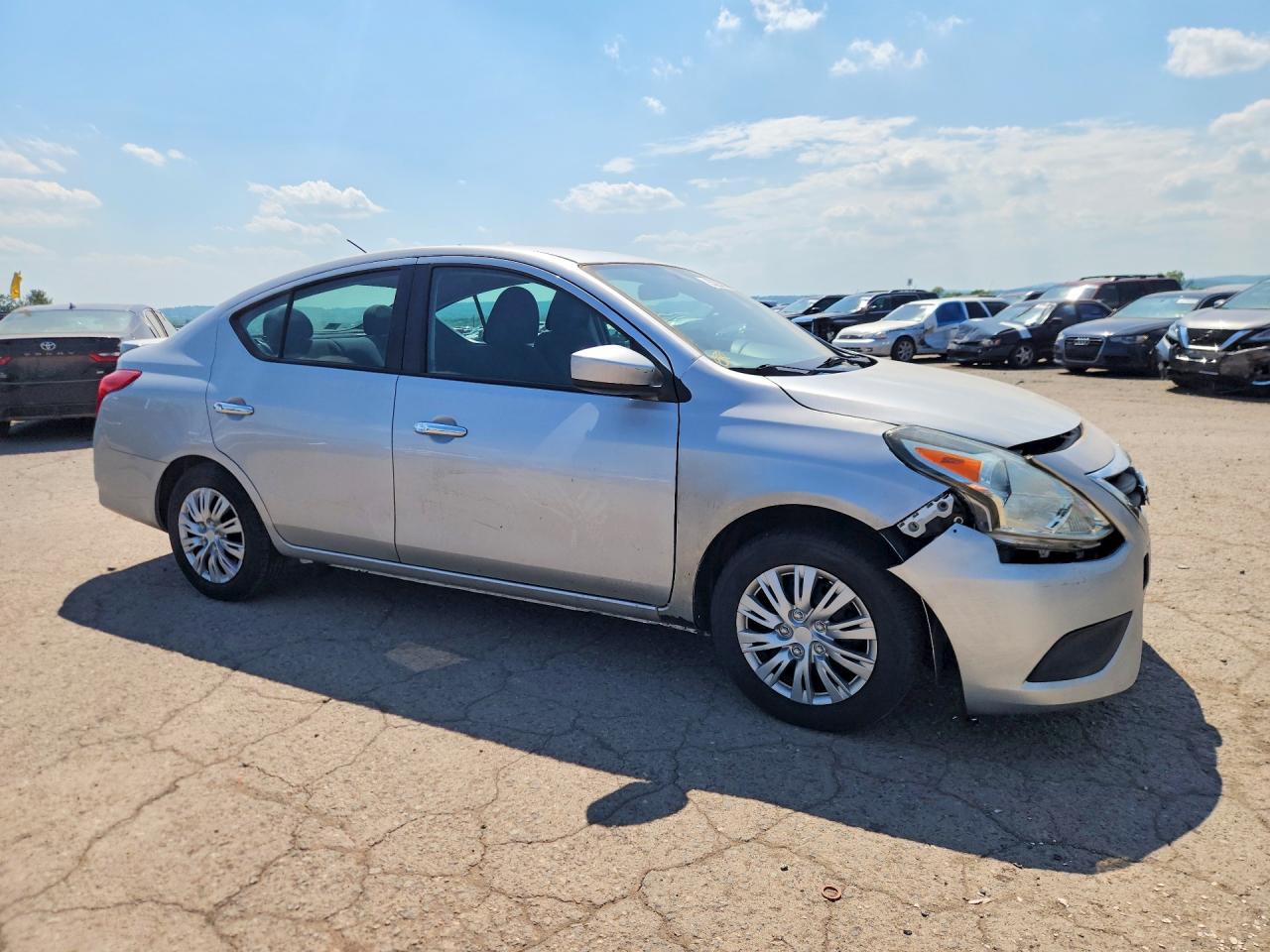 2019 NISSAN VERSA SV photo 10