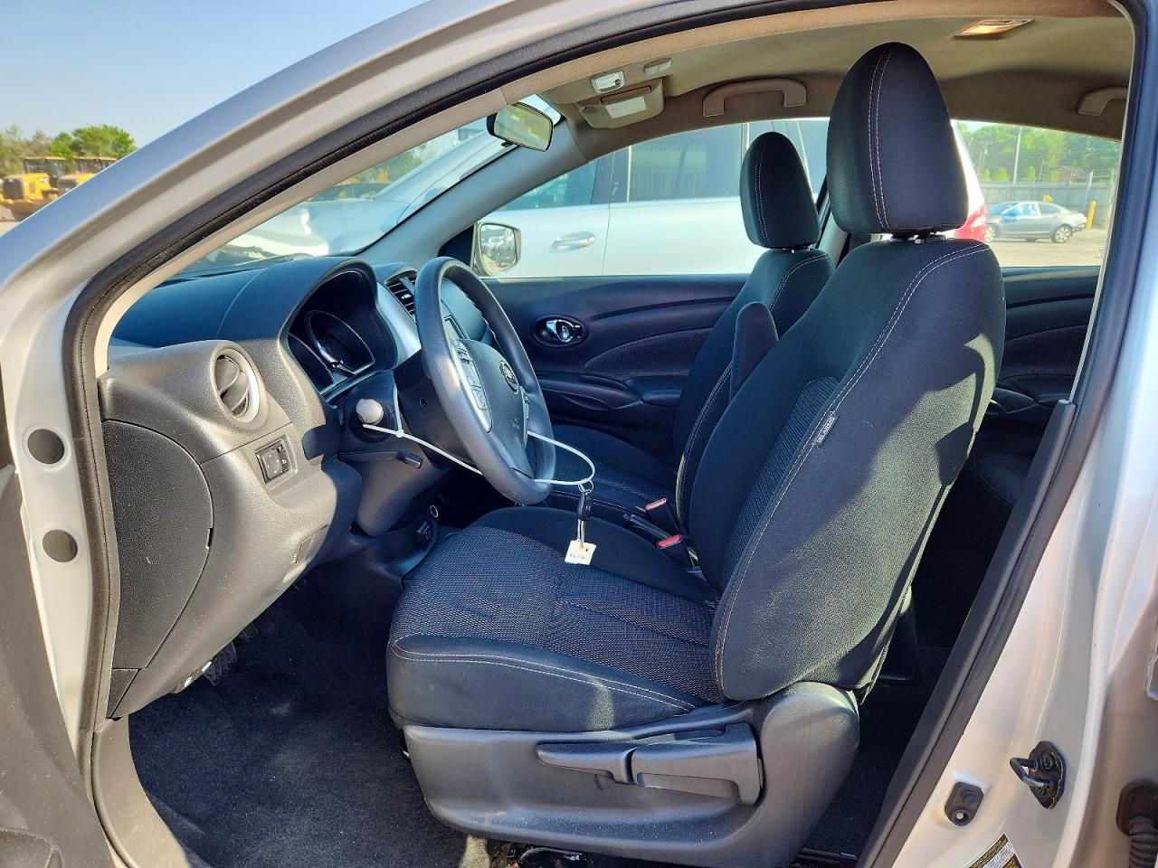 2019 NISSAN VERSA SV photo 19
