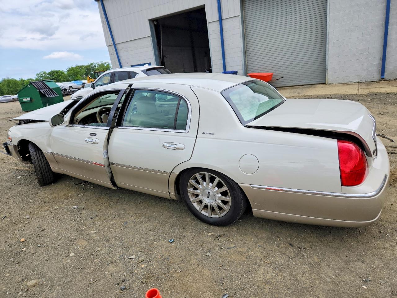 2006 LINCOLN TOWN CAR SIGNATURE photo 3