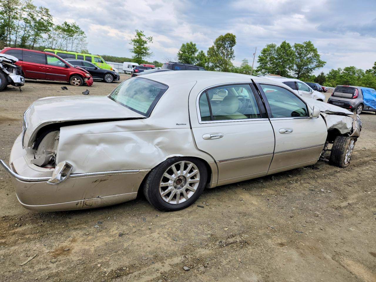 2006 LINCOLN TOWN CAR SIGNATURE photo 5