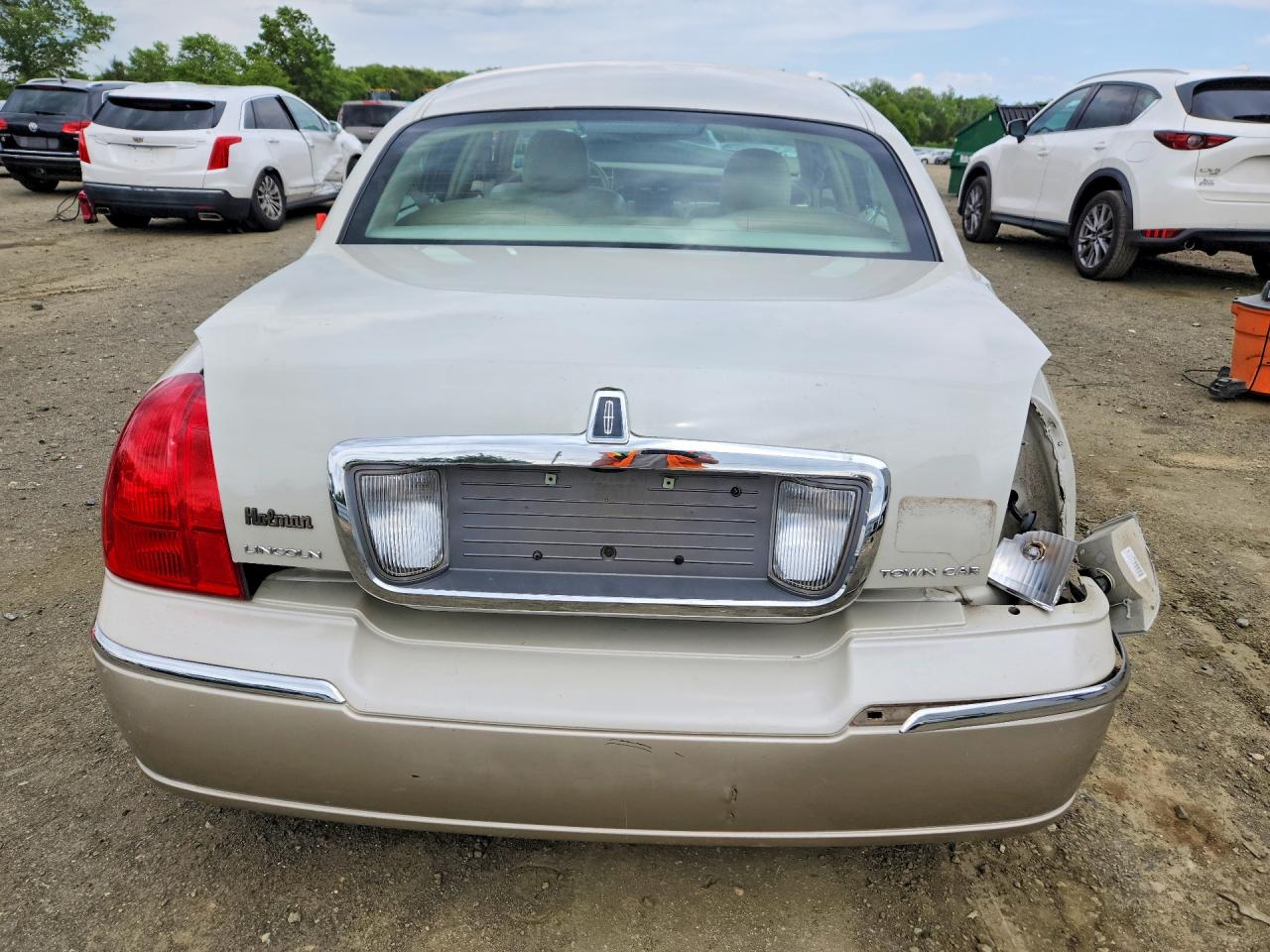 2006 LINCOLN TOWN CAR SIGNATURE photo 11