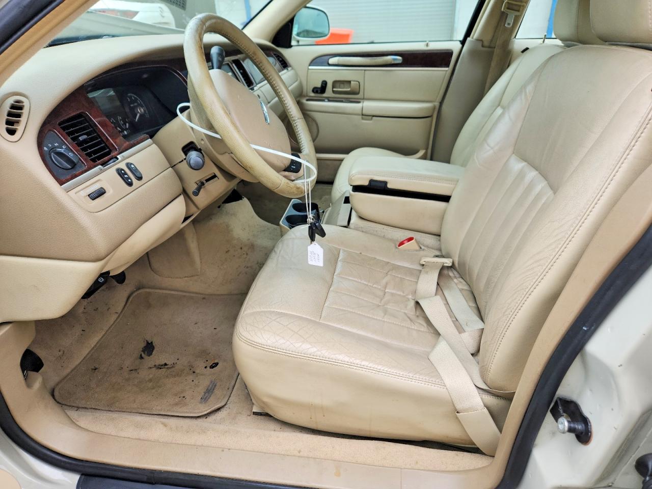 2006 LINCOLN TOWN CAR SIGNATURE photo 13