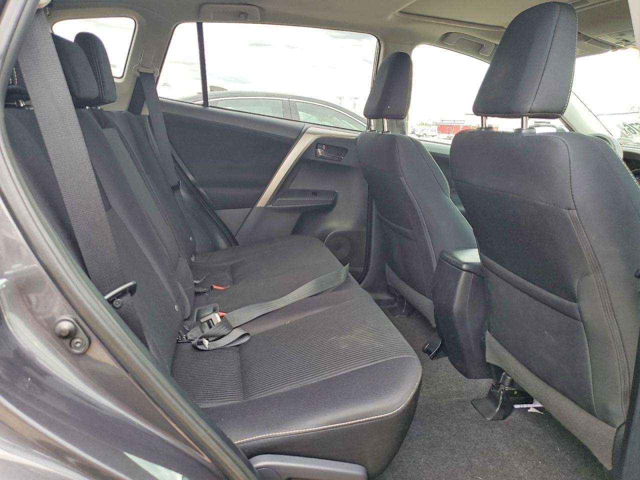 2015 TOYOTA RAV4 XLE photo 19