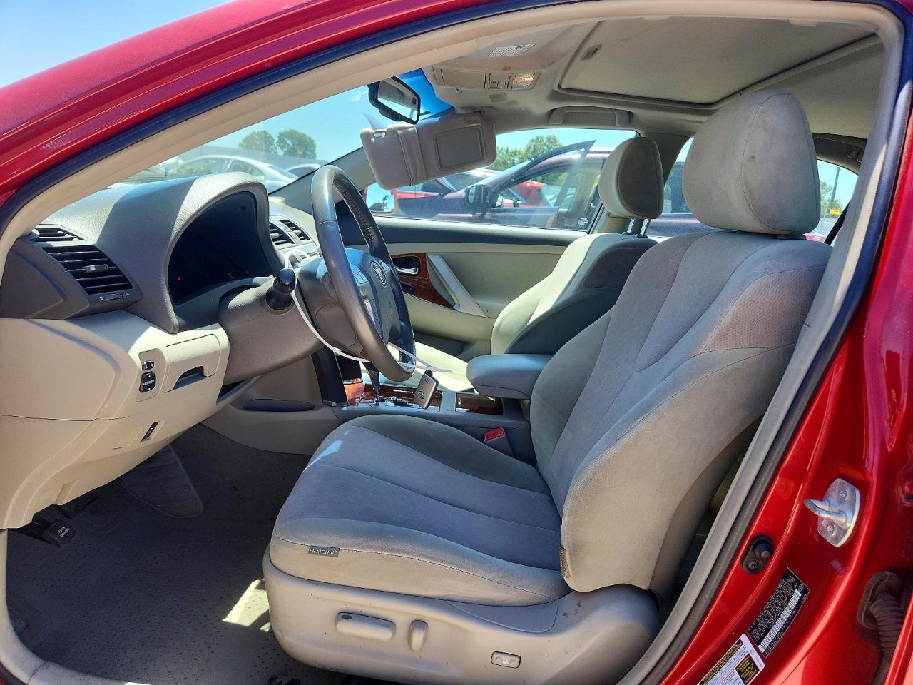 2010 TOYOTA CAMRY XLE photo 19