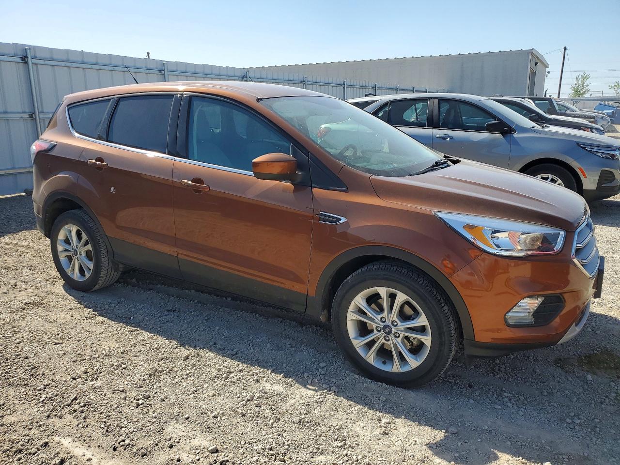 2017 FORD ESCAPE SE photo 4