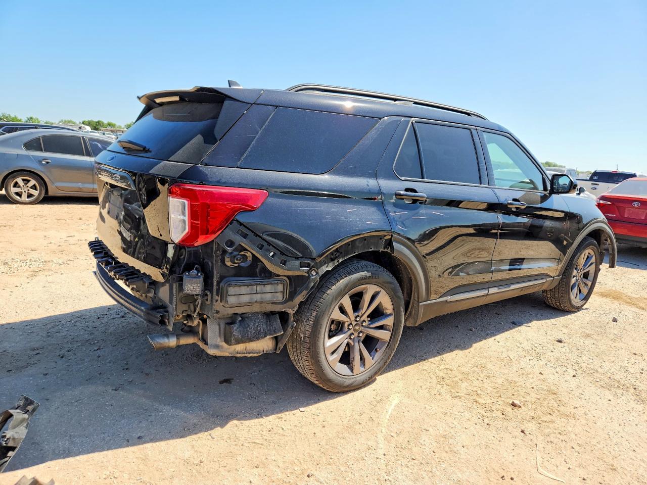 2023 FORD EXPLORER XLT photo 3