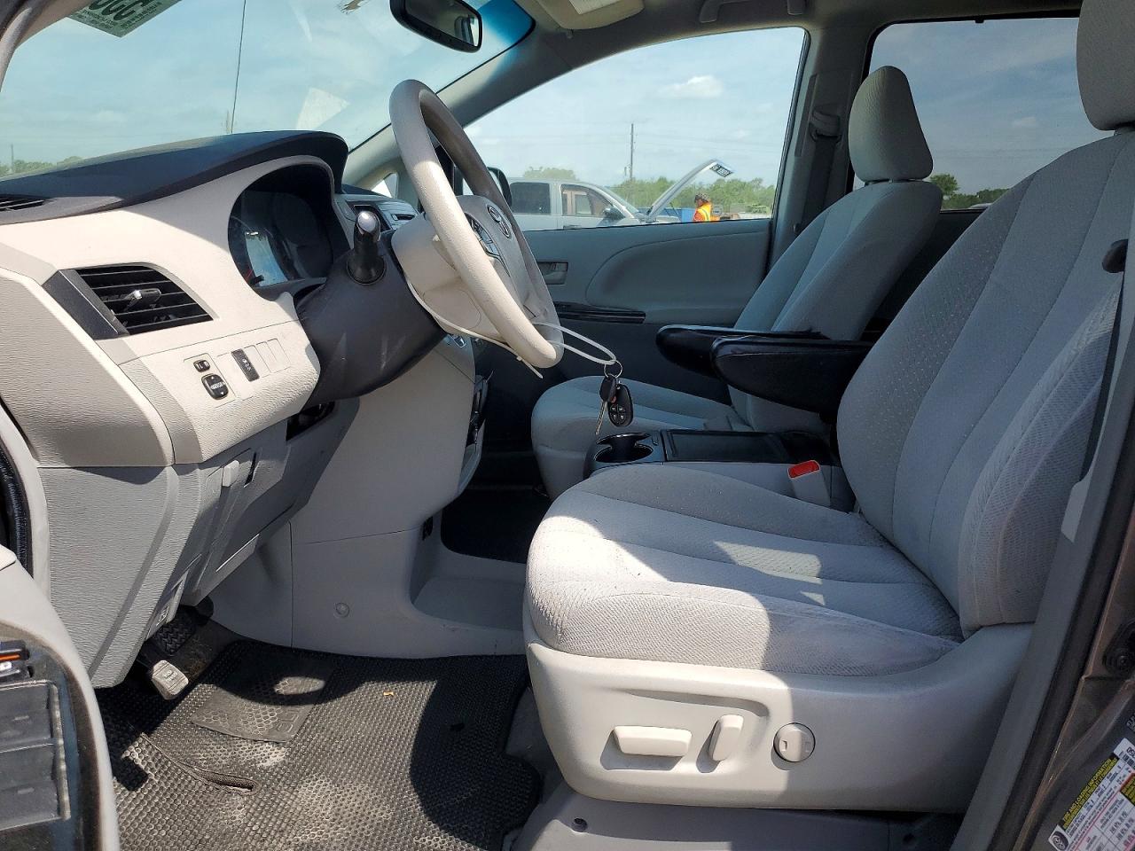 2014 TOYOTA SIENNA LE photo 13