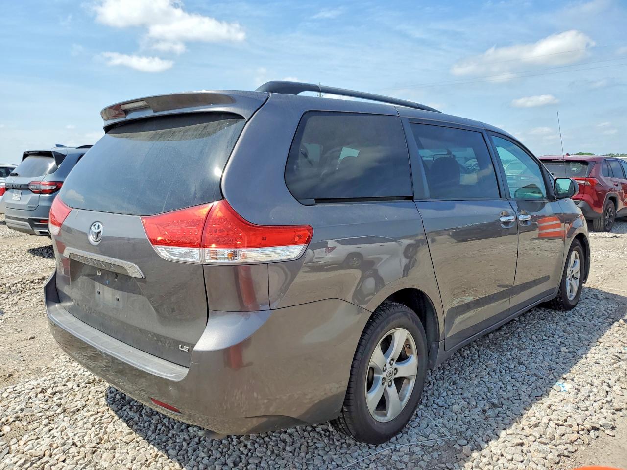 2014 TOYOTA SIENNA LE photo 5