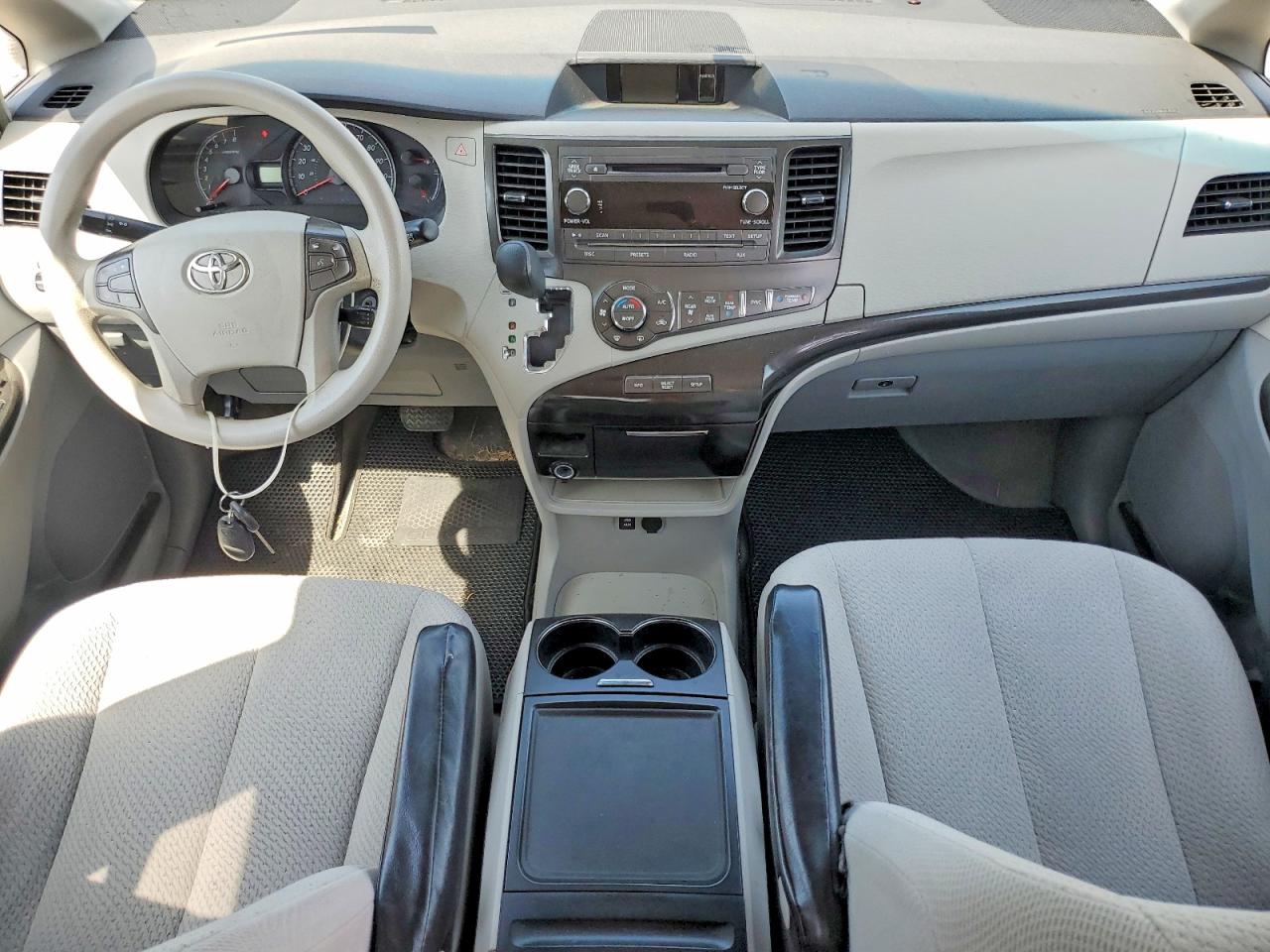 2014 TOYOTA SIENNA LE photo 15
