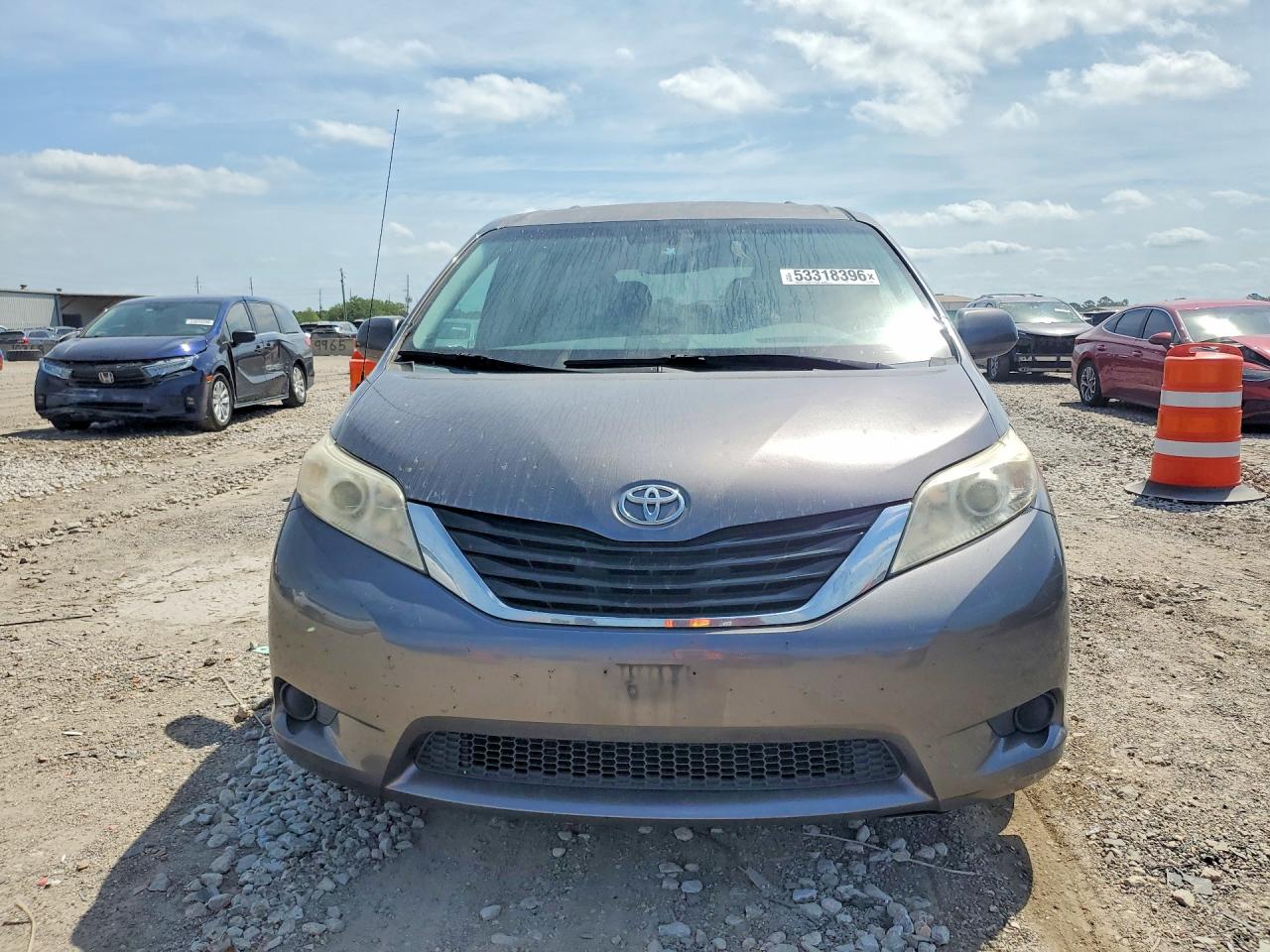 2014 TOYOTA SIENNA LE photo 9