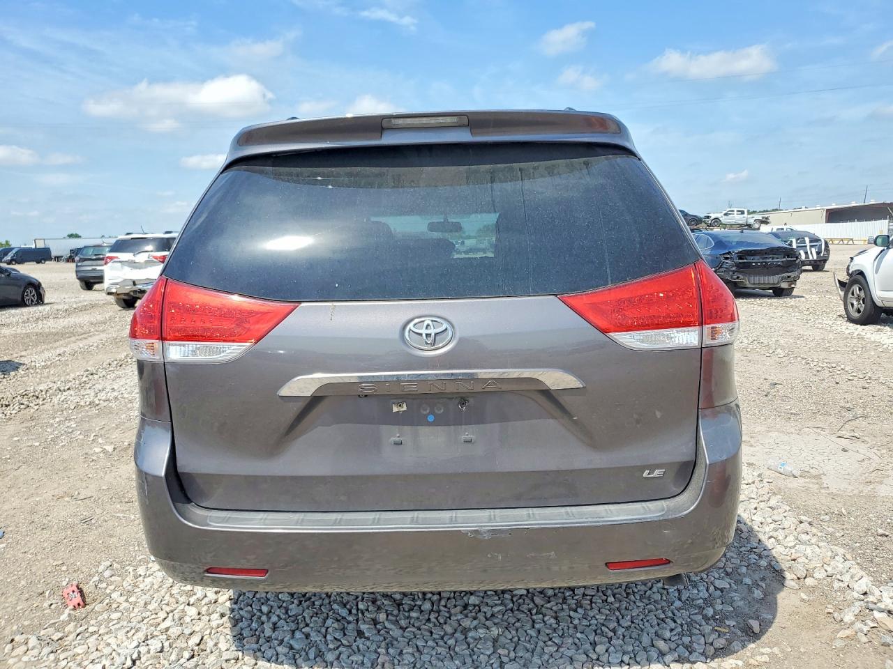 2014 TOYOTA SIENNA LE photo 11