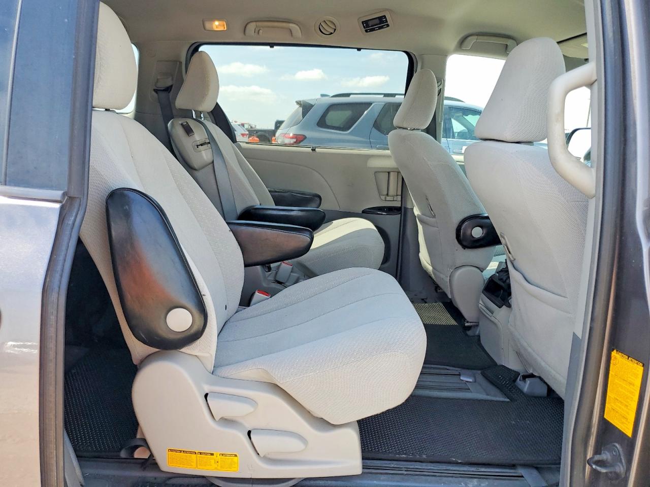 2014 TOYOTA SIENNA LE photo 19