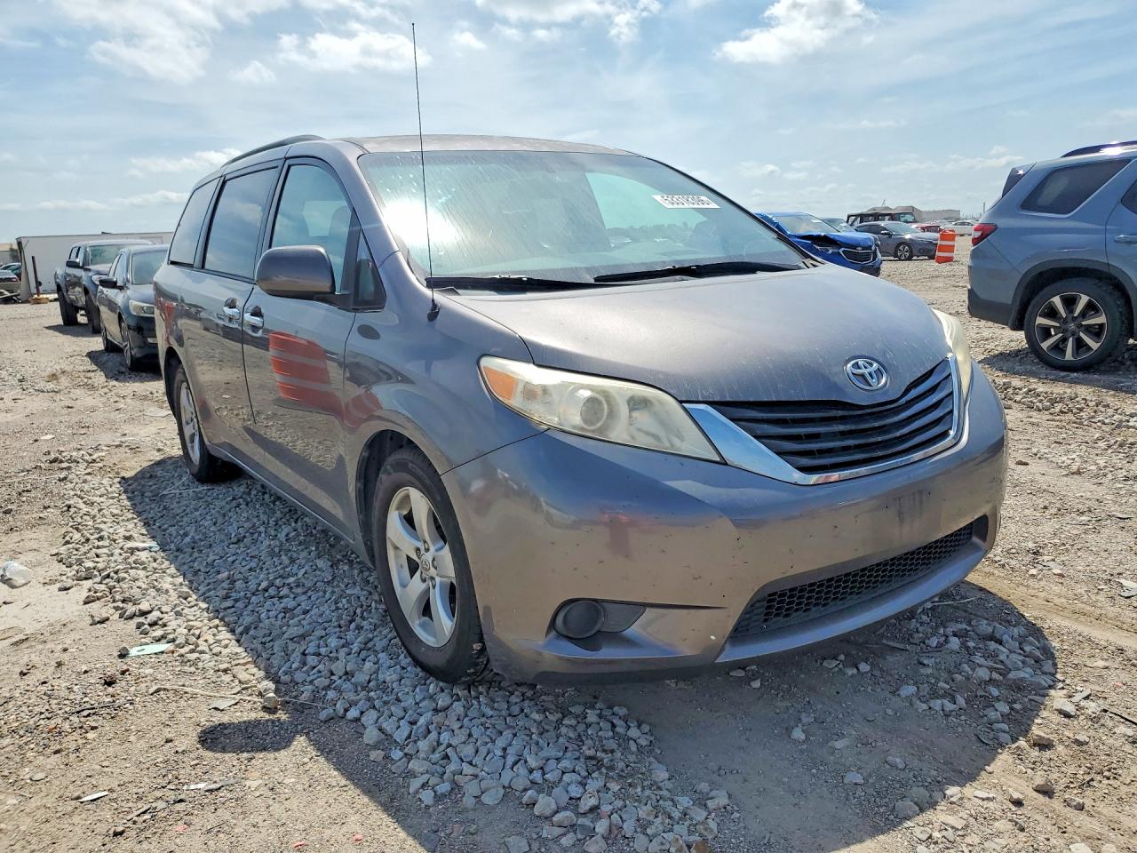 2014 TOYOTA SIENNA LE photo 7