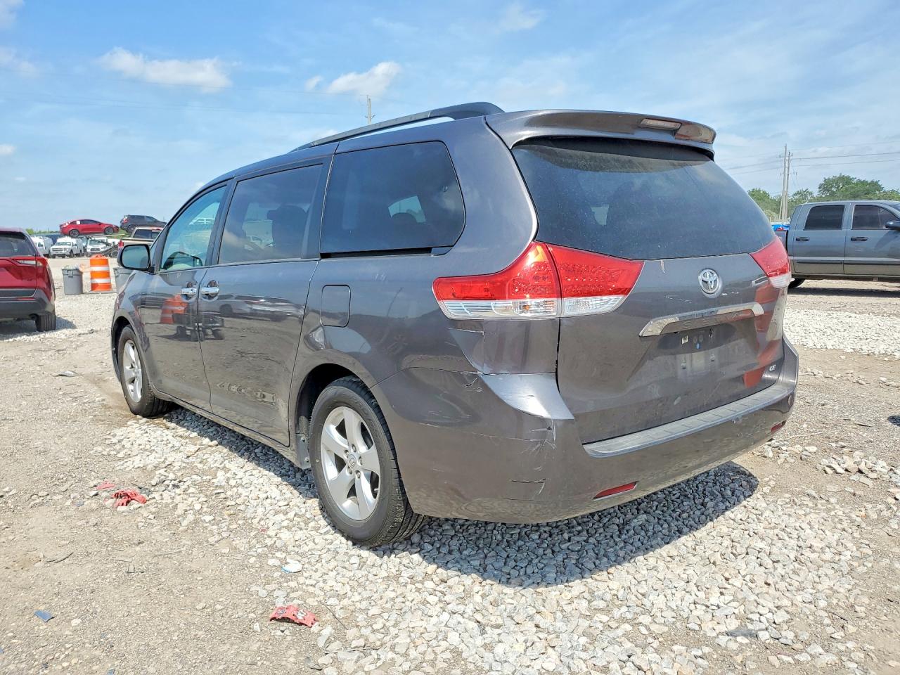 2014 TOYOTA SIENNA LE photo 3