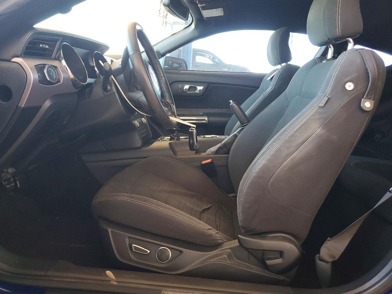 2015 FORD MUSTANG photo 19