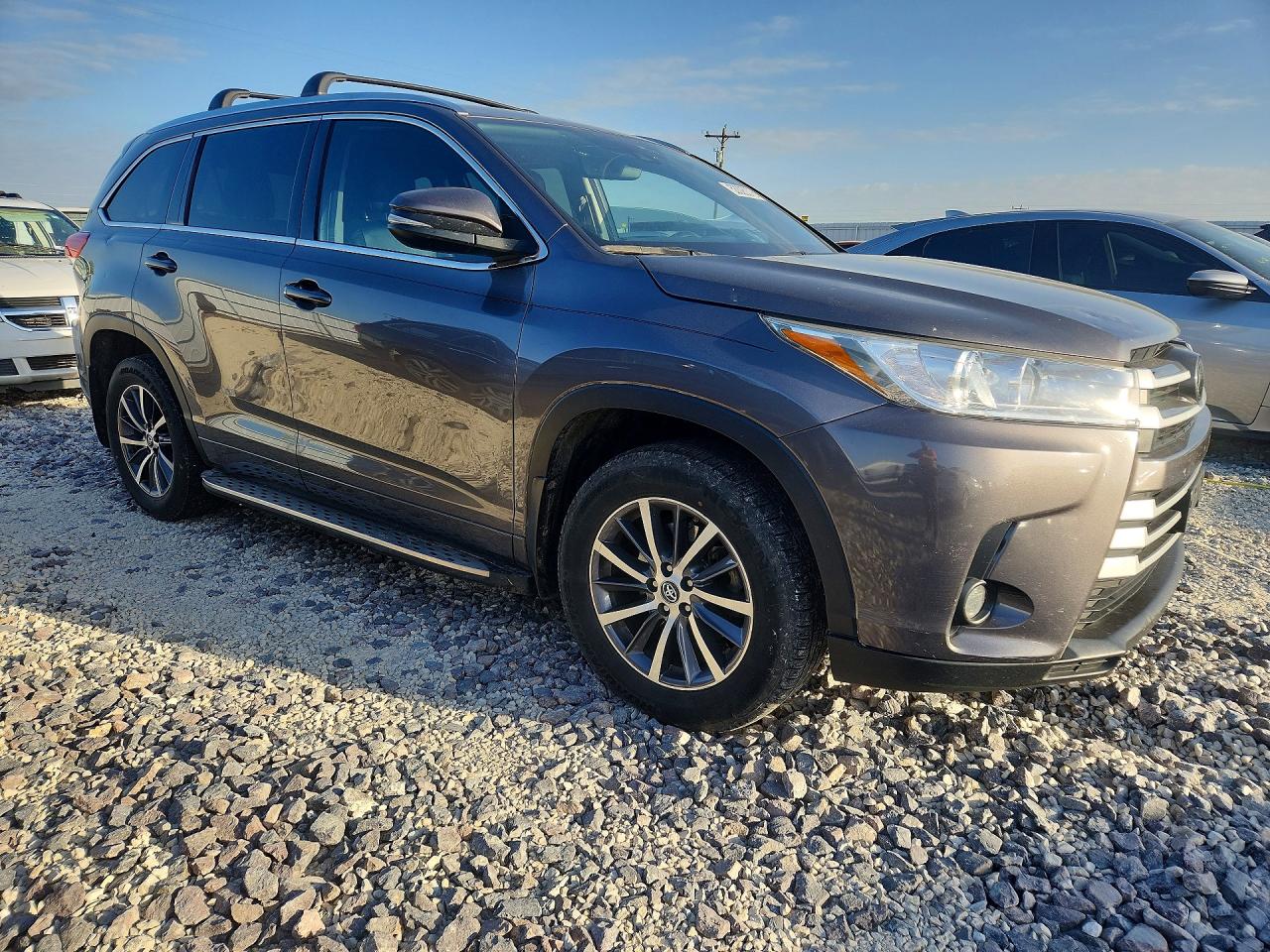 2017 TOYOTA HIGHLANDER XLE photo 10