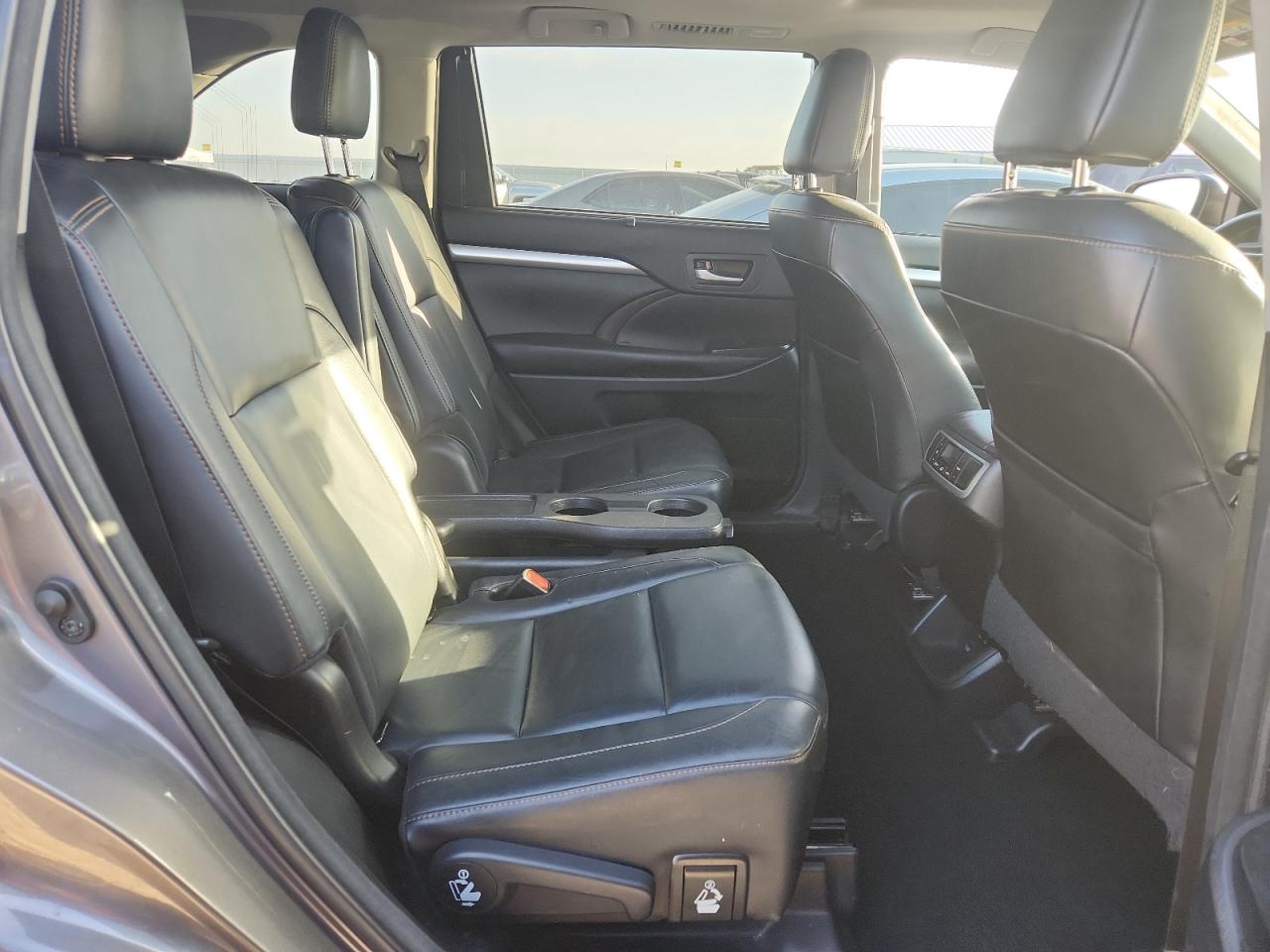2017 TOYOTA HIGHLANDER XLE photo 28