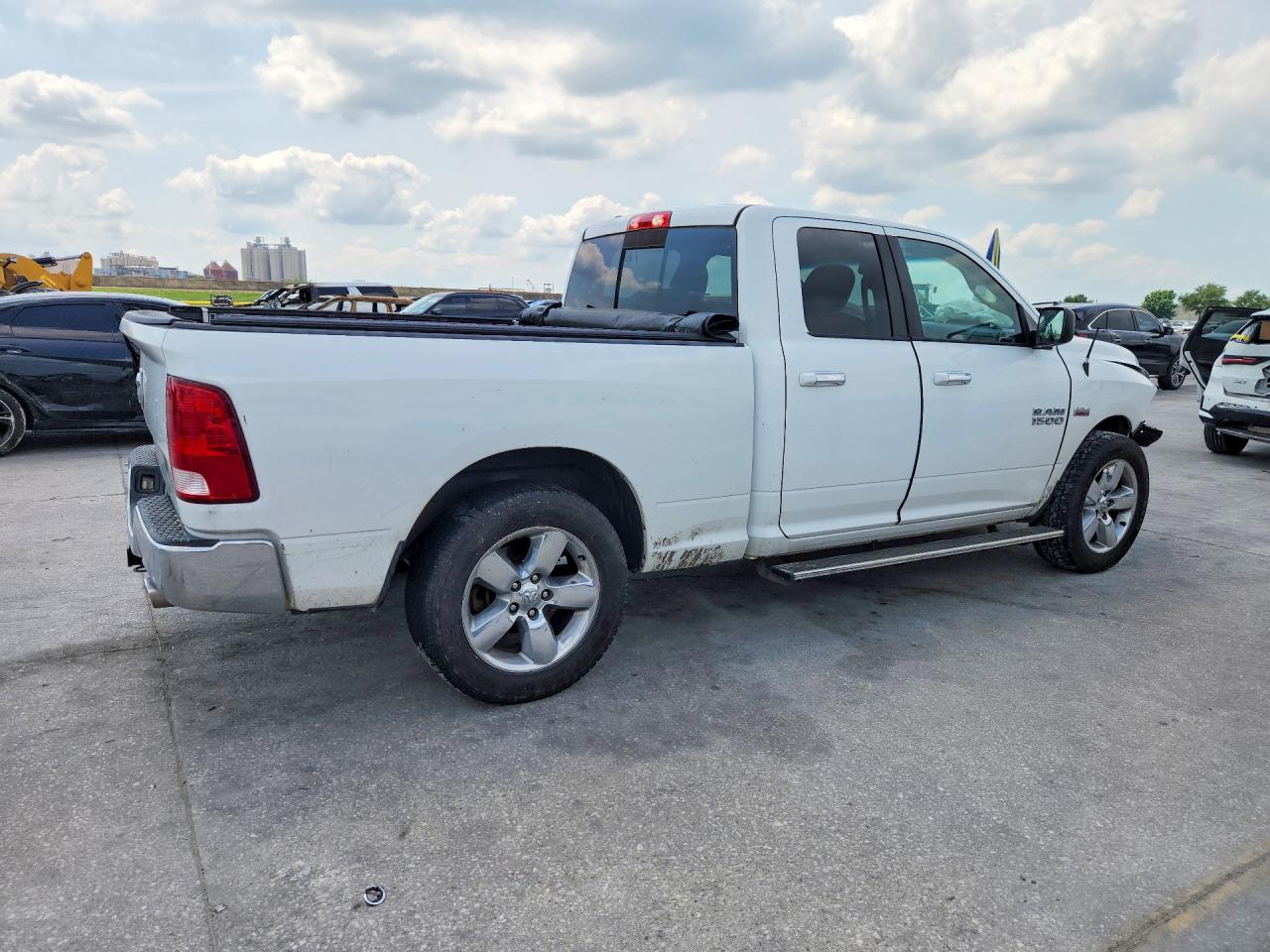 2016 RAM 1500 SLT photo 5