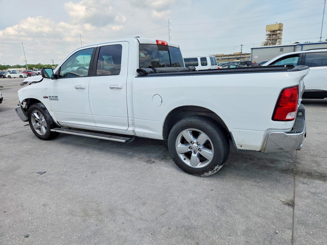 2016 RAM 1500 SLT photo 3