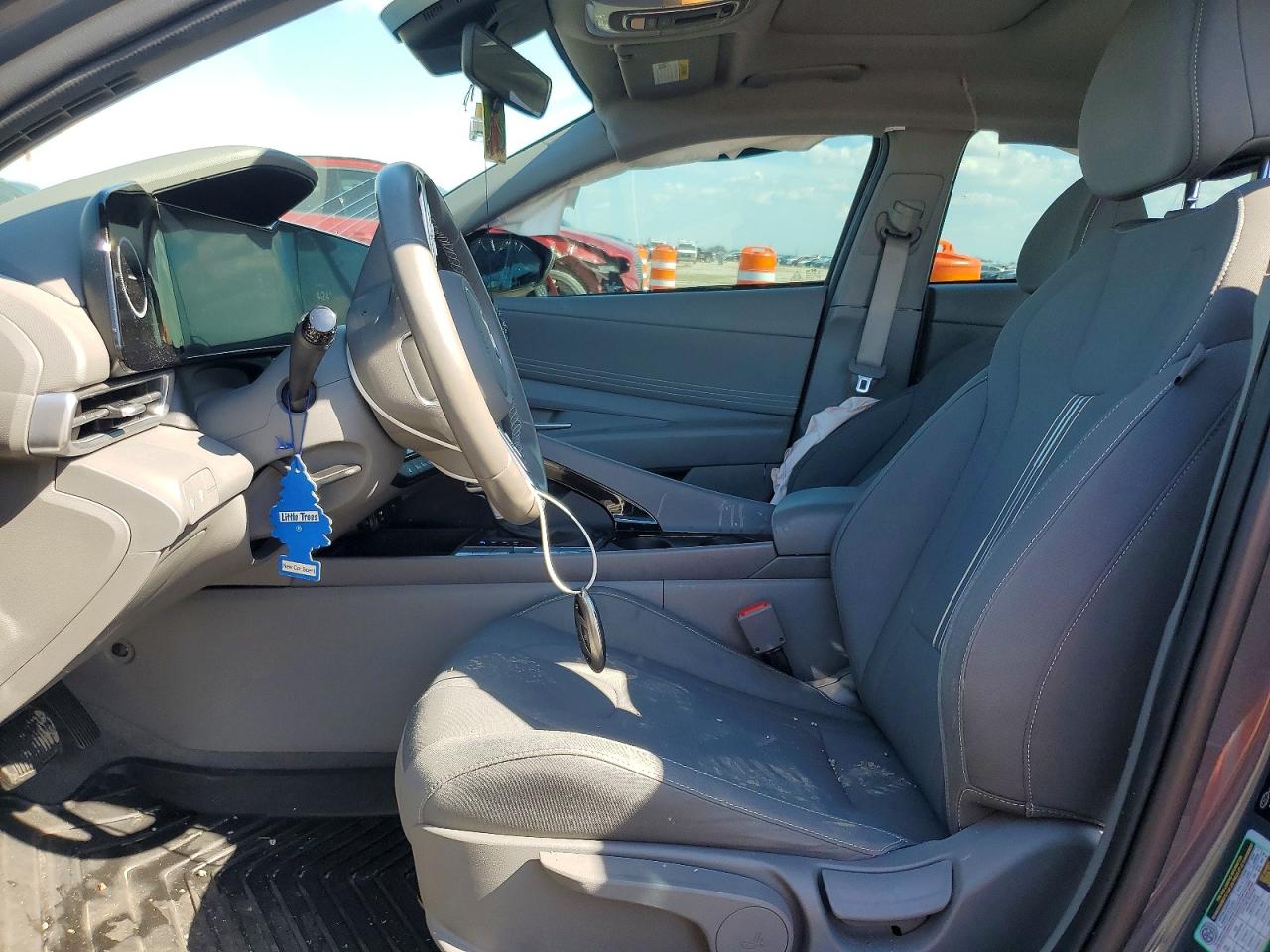 2025 HYUNDAI ELANTRA SEL photo 19